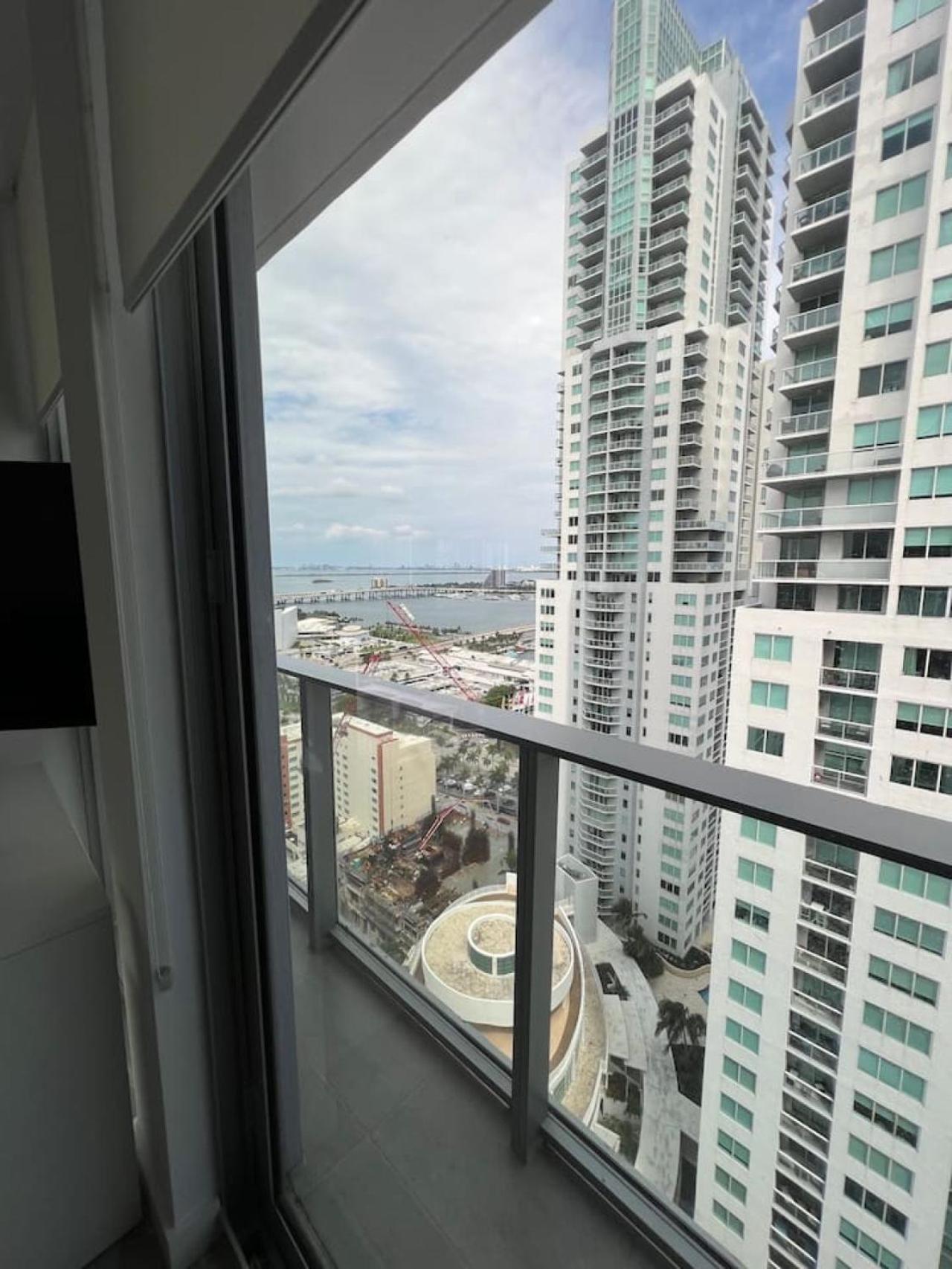 Apartment Stylish Downtown Getaway 30th Story View