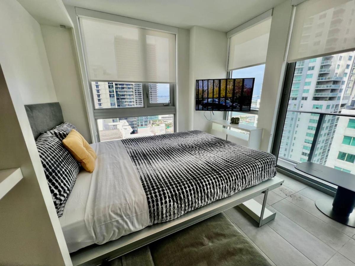 Stylish Downtown Getaway 30th Story View