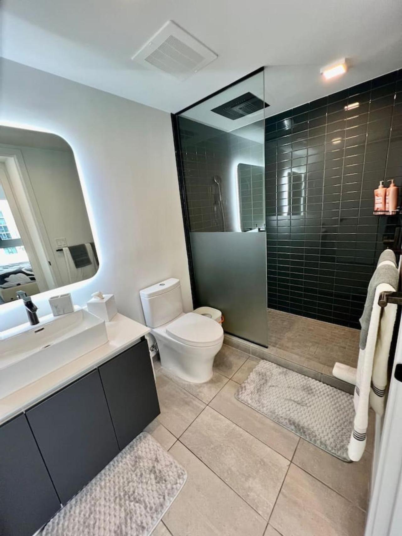 Apartment Stylish Downtown Getaway 30th Story View