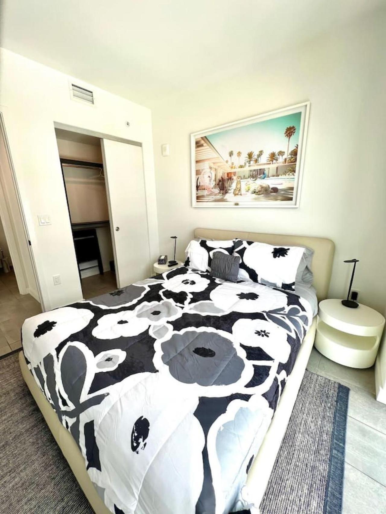 Apartment Stylish Downtown Getaway 30th Story View *